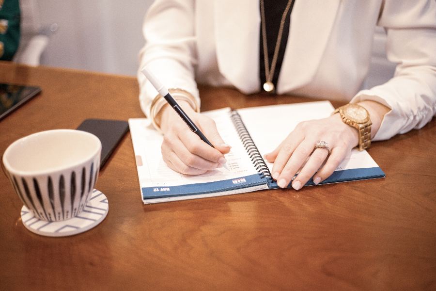 Person schreibt einen Brief